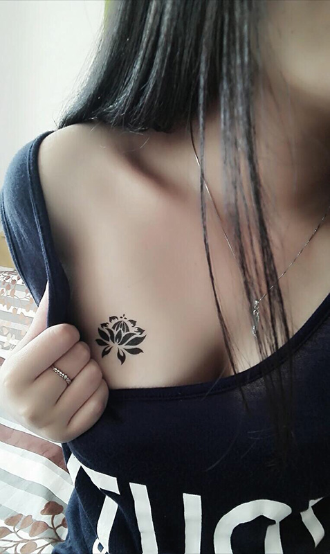 点击大图看下一张:美女胸部莲花图腾优雅纹身