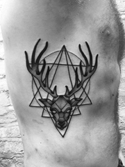 男性右肋上黑灰色的立体几何图形和牡鹿头纹身图片