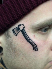 欧美男人脸上一张个性斧头纹身图案