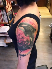 女生手臂个性虎鲸彩绘纹身