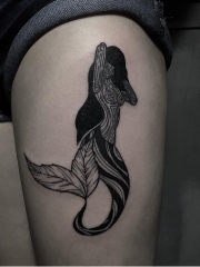 女生腿部黑色线条组合美人鱼图案纹身