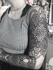 大胆的黑色几何粗划线纹身图案来自于纹身师大卫布莱恩