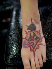 女生脚背上抽象风艺术彩绘纹身