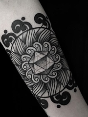 手臂上黑色几何点刺纹身图案来自纹身师杰森