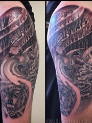 男性左手臂黑灰色森林和凶猛的狼头纹身图片