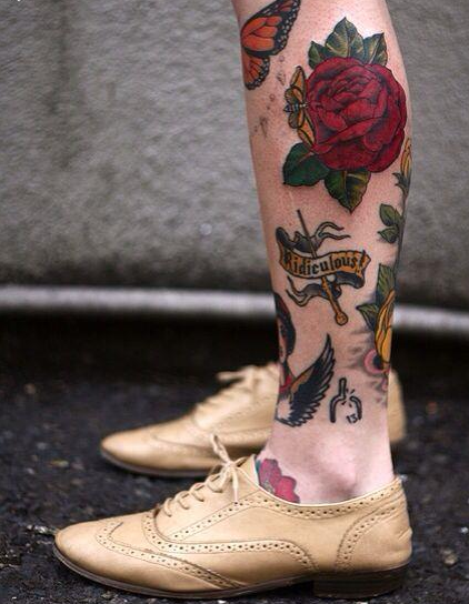 点击大图看下一张：小腿彩绘蝴蝶与红色玫瑰纹身图案