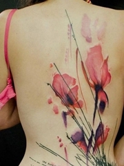 女性背上大面积水彩花朵纹身图片