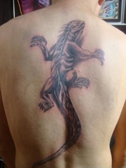 后背中间的蜥蜴纹身图案