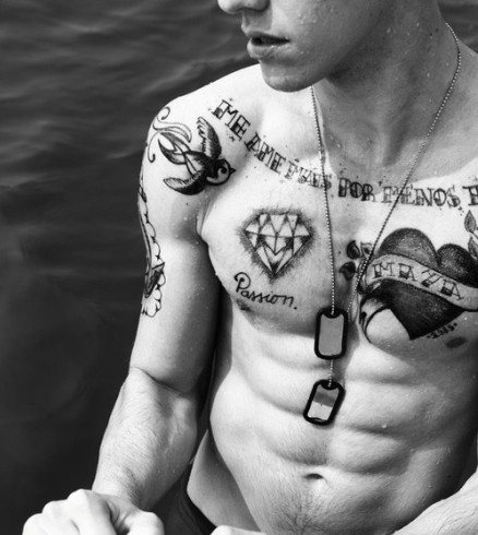 点击大图看下一张：欧美帅哥胸部字母爱心钻石燕子纹身图案