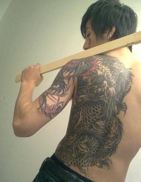 点击大图看下一张：陈旭背部手臂个性主流龙纹身图案