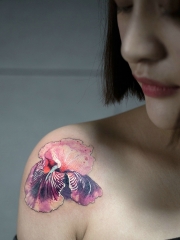 短发女生肩部绚丽的花朵纹身图案