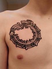 男性胸部黑色衔尾蛇纹身动物几何图腾纹身图片