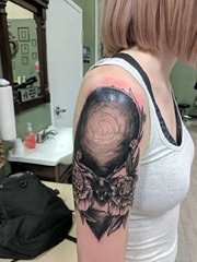 美女右手臂上黑色鹿和牡丹花纹身图片