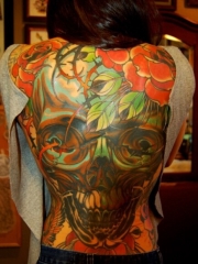 女生满背彩绘个性的骷髅玫瑰纹身图案