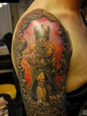 大臂上一张个性欧美人物纹身图案