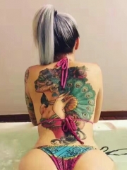个性女生背部彩色骷髅女郎扇子纹身图案
