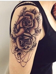 女性右手臂上黑色玫瑰花纹身图片