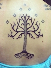 美女后背性感的大树图腾纹身图片