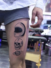 腿部黑色欧美风彗星骷髅纹身图案