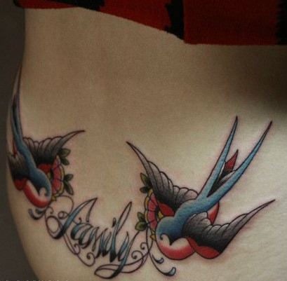 点击大图看下一张：女生腰部漂亮的彩绘小燕子和字母纹身