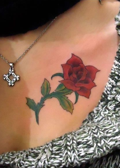 点击大图看下一张：美女胸部爱情玫瑰时尚纹身