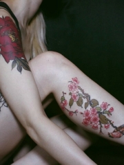 女生手臂腿部彩绘花朵纹身图案