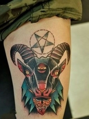 个性手臂上的三眼羊头和五角星图腾纹身