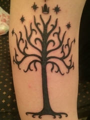 手臂上的黑色树纹身图片