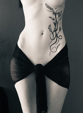 点击大图看下一张：女生腹部个性黑灰花藤蔓纹身