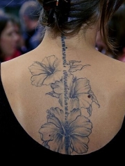 女性背部性感的淡墨色花朵英文纹身