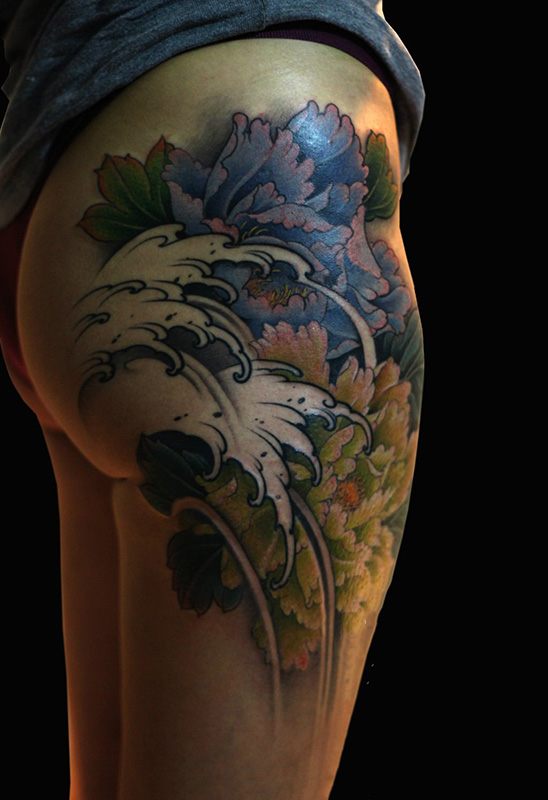 点击大图看下一张：花开不败，臀部牡丹花纹身图案