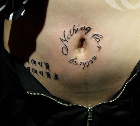 点击大图看下一张：腹部唯美的英文字母纹身图案