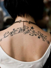 女生后背花式星星与英文字母纹身图案