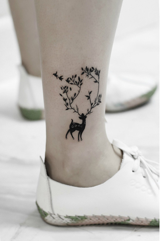 点击大图看下一张：自然小清新女生小腿鹿与飞鸟纹身