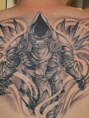 男性后背黑灰色霸气的大面积钢铁武士纹身图片