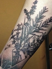 黑色的植物树叶和花纹身图案来自于纹身师泰德