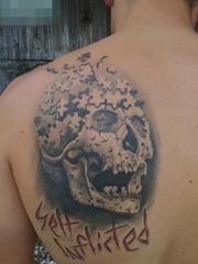 男人肩背经典的拼图骷髅纹身图案