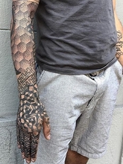 霸气的男性黑色几何纹身图案来自于纹身师马可