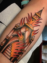 手臂上彩色燃烧的教堂纹身图片
