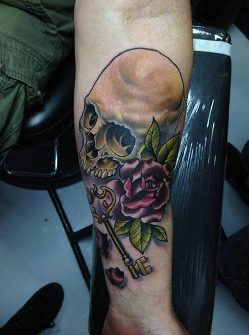 点击大图看下一张：手臂彩绘骷髅玫瑰花钥匙纹身图案
