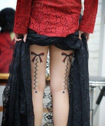 点击大图看下一张：大腿精巧的蝴蝶结与蕾丝纹身图片