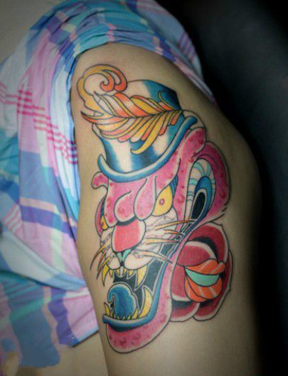 点击大图看下一张：女性大腿外侧粉红豹头创意纹身