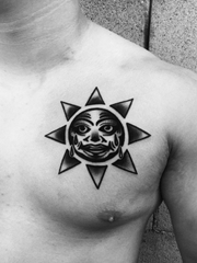 男子左胸部上的黑色点刺太阳纹身图片