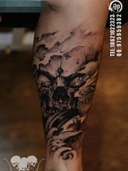 腿部时尚经典的一张黑灰骷髅纹身图案