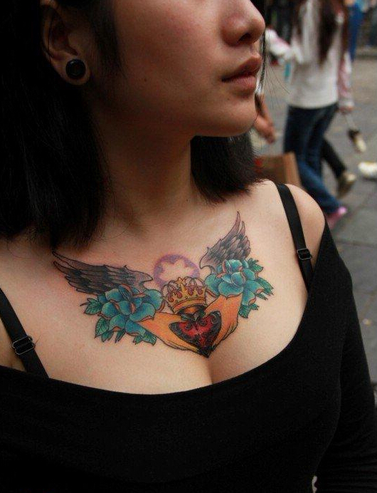 点击大图看下一张：美女胸前好看的纹身图案大全