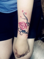 女生手腕玫瑰花纹身图案