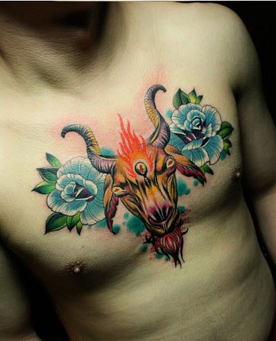 点击大图看下一张：男人胸部超酷的彩绘羊头玫瑰花纹身图案