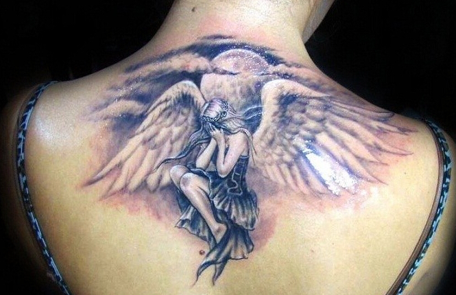 点击大图看下一张：女性后背上哭泣的黑灰天使纹身