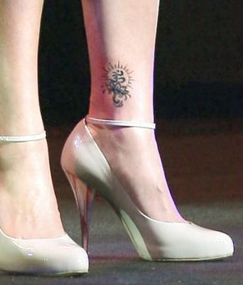 点击大图看下一张：日女星酒井法子脚腕纹身图案