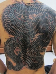 男人背部黑色巨龙纹身图片